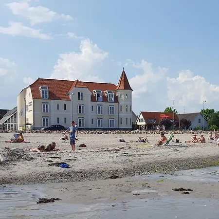 6 Person On A In Apartment