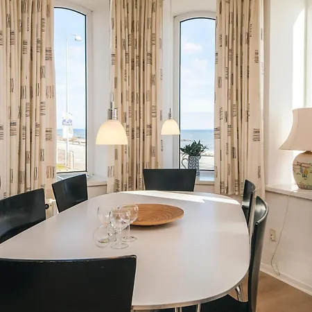 6 Person On A In * Hejls