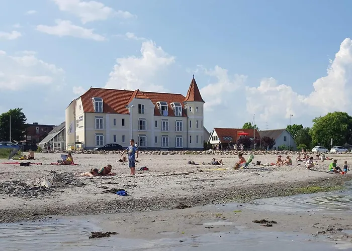 6 Person On A In Appartamento