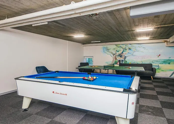 6 Person On A In * Hejls