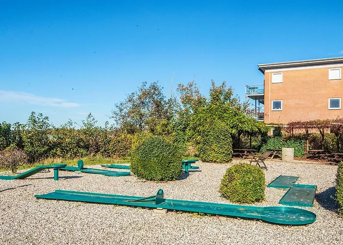 6 Person On A In * Hejls