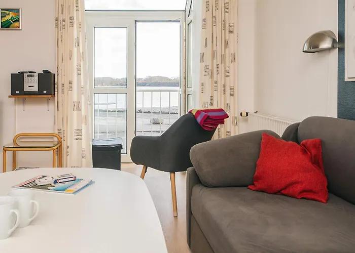 6 Person On A In Appartamento