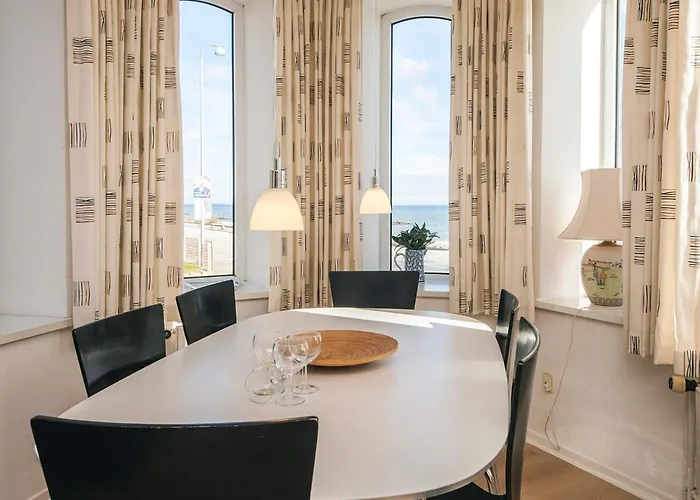 6 Person On A In * Hejls